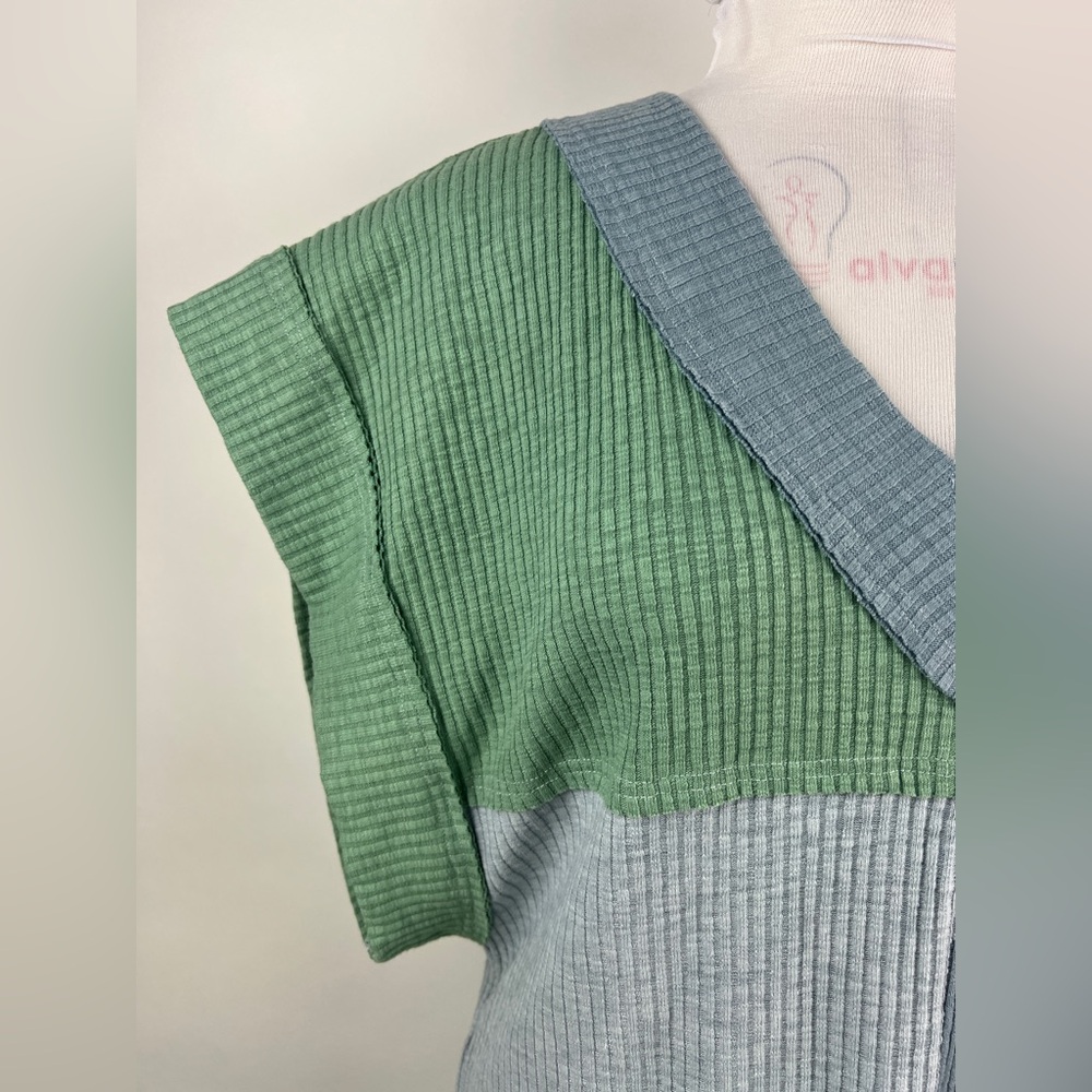 💚 3029. Color Blocking Ribbed V-Neck Top - Picture 3 of 6
